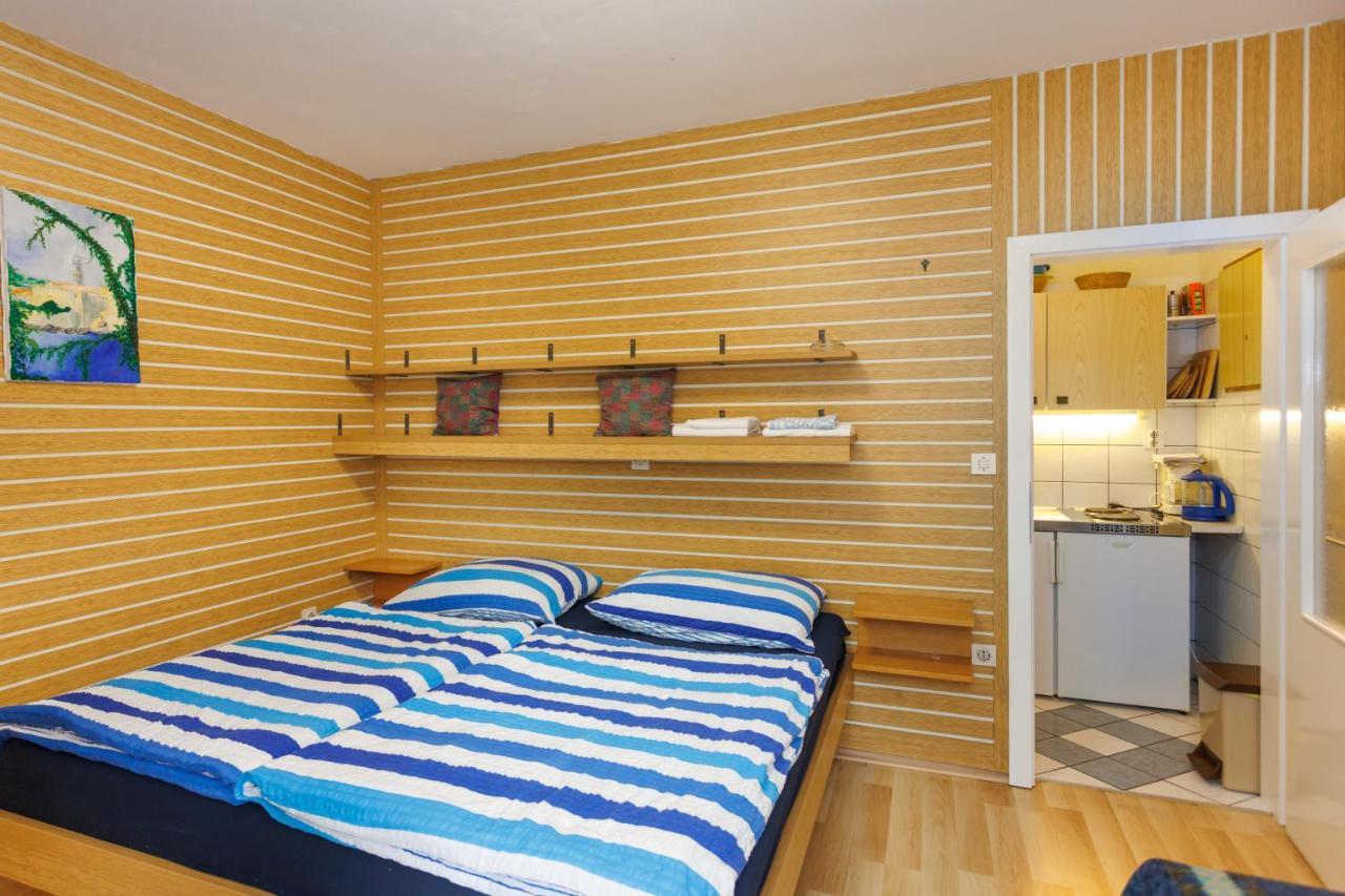 Apartments Pika Krk Town Exterior foto